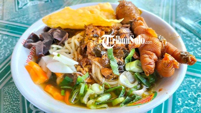 Satu porsi mie ayam ceker di depan PLN Sumberlawang, Sragen tepatnya di pinggir jalan Solo-Purwodadi.