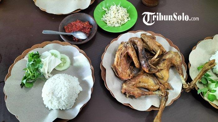 Sajian ayam goreng di RM Ayam Goreng Sin di Jalan Raya Sukowati, salah satu kuliner legendaris di Kabupaten Sragen, Sabtu (13/5/2023)