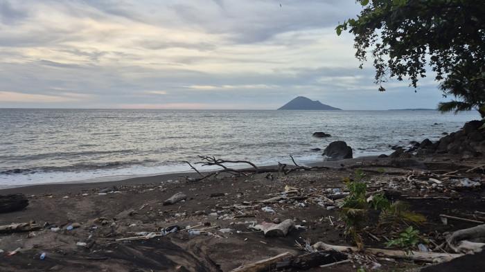 ratusan botol plastik hingga oli berserakan di bibir Pantai Panjang Koha