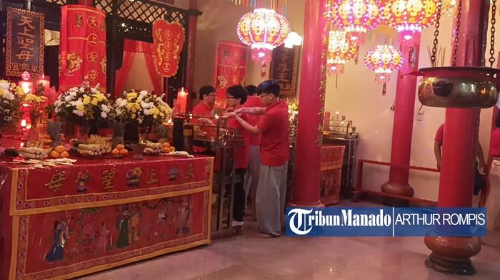 Wali Kota Manado Andrei Angouw di Kelenteng Ban Hing Kiong, Manado