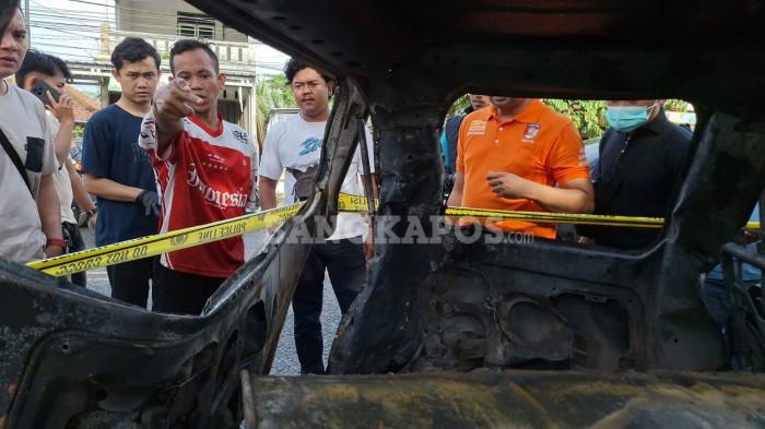 OLAH TKP MOBIL TERBAKAR -- Anggota Polresta Pangkalpinang ketika melaksanakan olah TKP, di SPBU Kejora, Desa Beluluk, Kecamatan Pangkalan Baru, Kabupaten Bateng, Senin (16/2/2026).