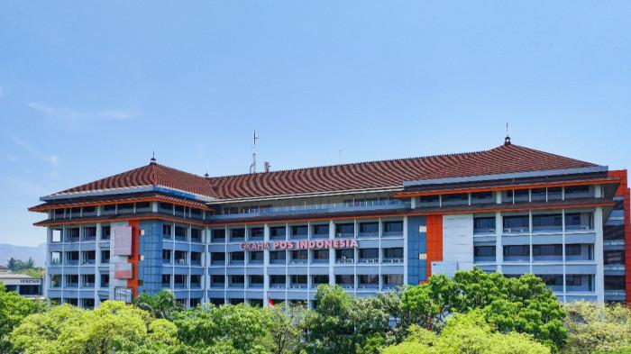 GEDUNG GRAHA POS - Graha Pos Indonesia kini memiliki fasilitas lapangan padel matic dan tenis.