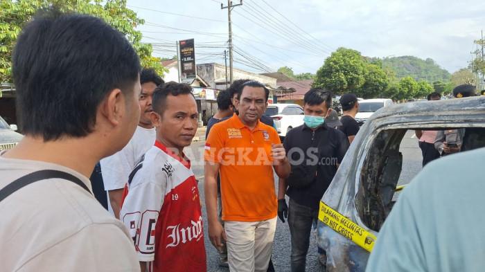 MOBIL TERBAKAR  -- Anggota Polresta Pangkalpinang, saat memintai keterangan pemilik mobil yang hangus terbakar, di SPBU Kejora, Desa Beluluk, Kecamatan Pangkalan Baru, Kabupaten Bateng, Senin (16/2/2026)