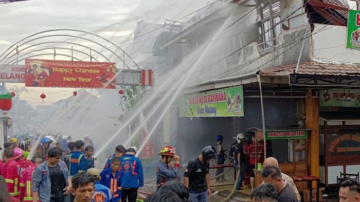 KEBAKARAN PURNAMA - Petugas sedang melakukan proses pemadaman terhadap kebakaran bangunan ruko yang terjadi di Jalan Purnama tepatnya di depan Puskesmas Purnama, Kecamatan Pontianak Selatan, pada Selasa, 17 Februari 2026. Proses pemadaman melibatkan banyak personel pemadam kebakaran, baik dari instansi pemerintah maupun swasta, yang berasal dari Kota Pontianak dan Kabupaten Kubu Raya.