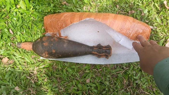 SERAHKAN MORTIR - Warga serahkan mortir yang diduga masih aktif ke polisi, Senin 16 Februari 2026. Langkah tersebut dilakukan guna memastikan penanganan yang aman dan sesuai prosedur.