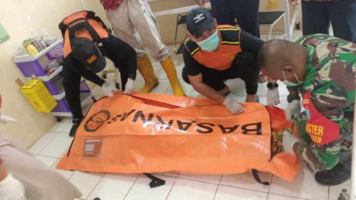 JASAD ADZIN - Jasad Adzin Abrar Alfarizi berhasil ditemukan nelayan Temajuk dan Tim SAR gabungan di kawasan pantai Bayuan, dekat Villa Crab Dusun Camar Bulan. Setelah berhasil ditemukan kemudian dievakuasi ke dalam kantong jenazah lalu akan dibawa ke rumah duka di Sambas, Kecamatan Sambas, Selasa 17 Februari 2026