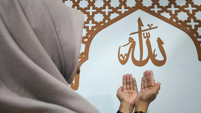 NIAT PUASA - Ilustrasi membaca niat puasa Ramadan 1 bulan penuh di malam pertama bulan Ramadan.