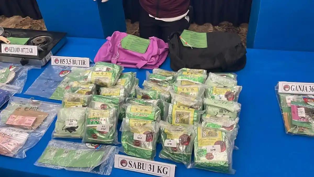 BARANG BUKTI NARKOBA – Deretan barang bukti narkoba berbagai jenis dipajang rapi sebelum konferensi pers di Bareskrim Polri, Jakarta, Senin (22/12/2025). Ilustrasi barang bukti narkoba. 