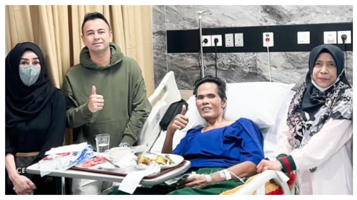 Raffi Ahmad ungkap kondisi Fahmi Bo yang operasinya ditunda karena perkembangan kesehatannya, namun sedang dicek lagi untuk kondisi terkini.