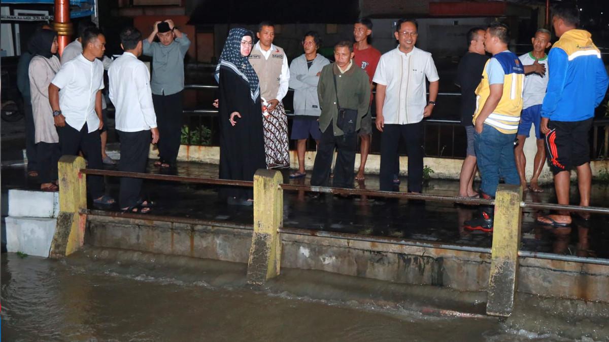 BENCANA DI SUKOHARJO - Bupati Sukoharjo, Etik Suryani meninjau langsung genangan air yang meluap di sejumlah titik wilayah Kecamatan Bendosari pada Kamis (19/2/2026) malam.