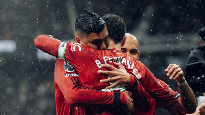 SELEBRASI - Selebrasi Bruno Fernandes dan Casemiro dalam laga Manchester United vs Chelsea pada pekan kelima Liga Inggris, di Old Trafford Stadium, Minggu (21/9/2025) dini hari WIB.