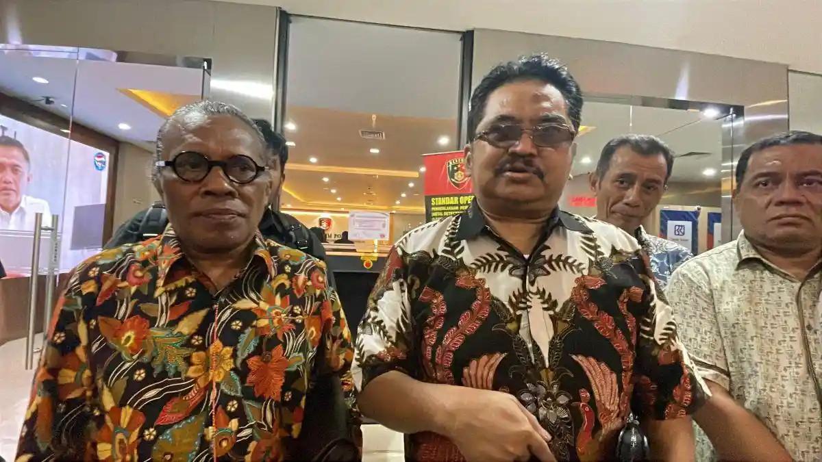 POLEMIK BPJS PBI - Koordinator Forum Sinergi Komunitas Merah Putih (FSKMP), Purwanto M Ali (kanan) dan kuasa hukumnya, Hamzah Rahayaan (kiri) mengadukan Wali kota Denpasar I Gusti Ngurah Jaya Negara pada Kamis (19/2/2026).