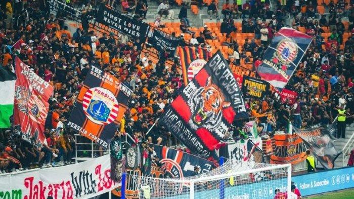 Suporter The Jakmania mendukung Persija Jakarta di Liga 1 yang berlangsung di Jakarta International Stadium (JIS).