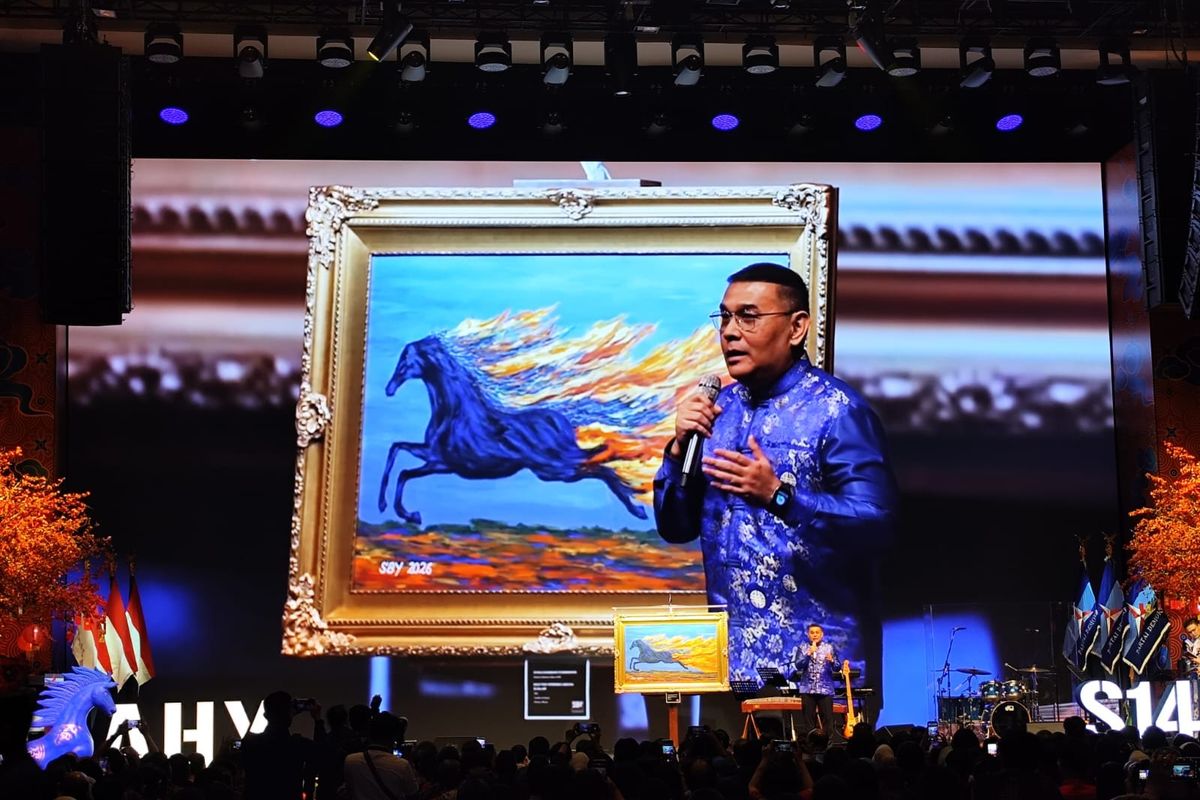 Kepala Badan Pembinaan Organisasi, Kaderisasi, dan Keanggotaan (BPOKK) Demokrat Ossy Dermawan saat sedang melelang lukisan karya Presiden ke-6 RI Susilo Bambang Yudhoyono (SBY) bernama Kuat Laksana Kuda Api dalam perayaan Tahun Baru Imlek 2026 yang digelar Partai Demokrat di Djakarta Theater, Jakarta, Rabu (18/2/2026).(KOMPAS.com/Rahel Narda)