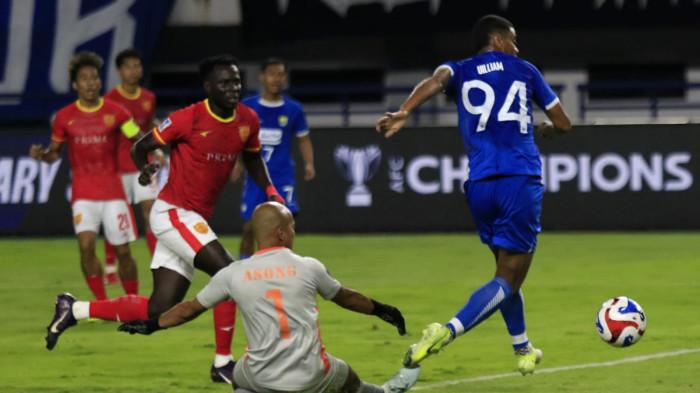 Pemain Persib Bandung, Uilliam Barros (kanan) berhasil menceploskan bola ke gawang Manila Digger pada play off AFC Champion League Two (ACL 2) di Stadion Gelora Bandung Lautan Api (GBLA), Kota Bandung, Jawa Barat, Rabu (13/8/2025).