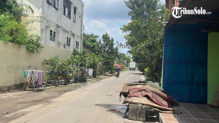 Warga Bendosari Sukoharjo melakukan pembersihan rumah dan penjemuran kasur pasca banjir