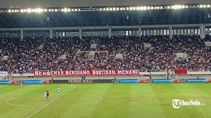SUPORTER KECEWA - Aksi protes kembali dilakukan suporter Persis Solo usai tumbang dari tim tamu Persib Bandung di Stadion Manahan Solo dengan skor 0-1, pada Sabtu (31/1/2026). Tim asuhan Milomir Seslija kembali gagal mematahkan kutukan tidak pernah menang di kandang sepanjang musim BRI Super League ini.