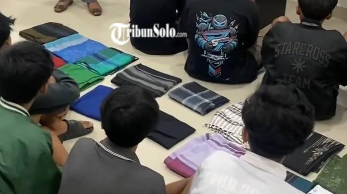 PERANG SARUNG. Belasan remaja di Solo diamankan petugas kepolisian usai nekat akan gelar perang sarung hingga hampir membahayakan pengguna jalan yang melintas di depan TPU Purwoloyo, Kecamatan Jebres, Kamis (19/2/2026) dini hari.