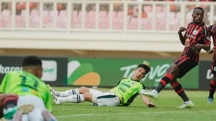 PERSIPURA VS PSS - Aksi gelandang PSS Sleman, Kim Kurniawan (tengah) saat pertandingan melawan Persipura pada pekan ke-17 Liga 2 di Stadion Lukas Enempe, Jayapura, Sabtu (24/1/2026) sore. Duel Persipura vs PSS berakhir imbang 1-1.