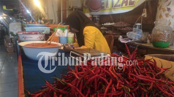 HARGA CABAI MERAH- Pedagang cabai merah, Jeje, saat menunggu pembeli di kawasan Pasar Raya, Kecamatan Padang Barat, Kota Padang, Jumat (20/2/2026). Pedagang sebut harga cabai merah naik Rp2.000 sekilo pada hadi kedua puasa Ramadan 2026, di Pasar Raya Padang.