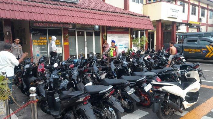 PENGAMANAN BULAN RAMADAN- Penampakan sejumlah kendaraan yang diamankan petugas Timsus Bravo Polresta Padang dalam kegiatan patroli KRYD di wilayah Kota Padang, Jumat (20/2/2026).