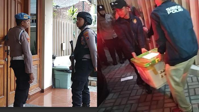 PENGGELEDAHAN- Penyidik Dittipideksus Bareskrim Polri keluar membawa empat kotak barang bukti dari rumah dua lantai milik juragan emas di Jalan Tampomas No 3, Sawahan, Surabaya.