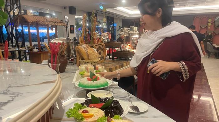 BUKA PUASA - The Sentra Manado, di Kabupaten Minahasa Utara (Minut) launching program menu buka puasa Iftar Delight All You Can Eat, berada di lantai 1 Muscade Resto. Per orang Rp 150 Ribu.