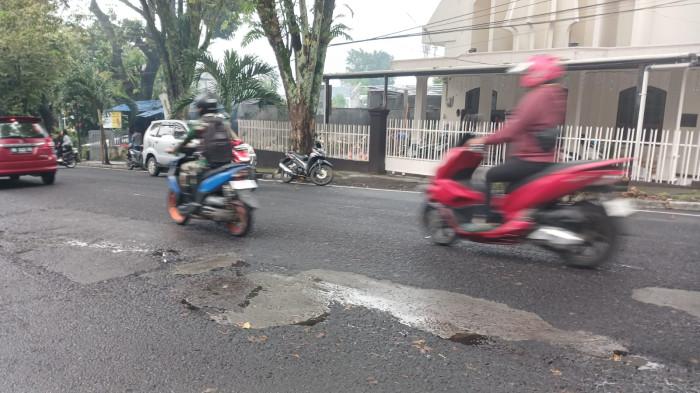 Jalan rusak masih mudah ditemukan di Kota Manado, Sulawesi Utara