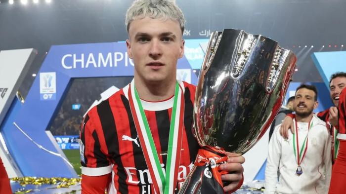 JUARA - Momen Alex Jimenez saat mengangkat trofi Piala Super Italia 2024/2025 bersama AC Milan.