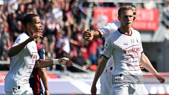 Gelandang AC Milan Italia Tommaso Pobega (kanan) merayakan setelah mencetak gol pertama timnya selama pertandingan sepak bola Serie A Italia antara Bologna dan AC Milan di stadion Renato-Dall'Ara di Bologna, pada 15 April 2023.