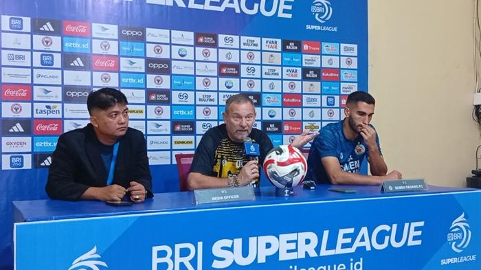 BRI SUPER LEAGUE - Pelatih Semen Padang FC, Dejan Antonic (tengah), didampingi pemain Angelo Meneses (kanan) dan Media Officer (kiri) saat konferensi pers jelang laga kontra Malut United pada pekan ke-22 BRI Super League 2025/2026 di Stadion Haji Agus Salim Padang, Jumat (20/2/2026). Semen Padang FC menargetkan tiga poin di kandang.