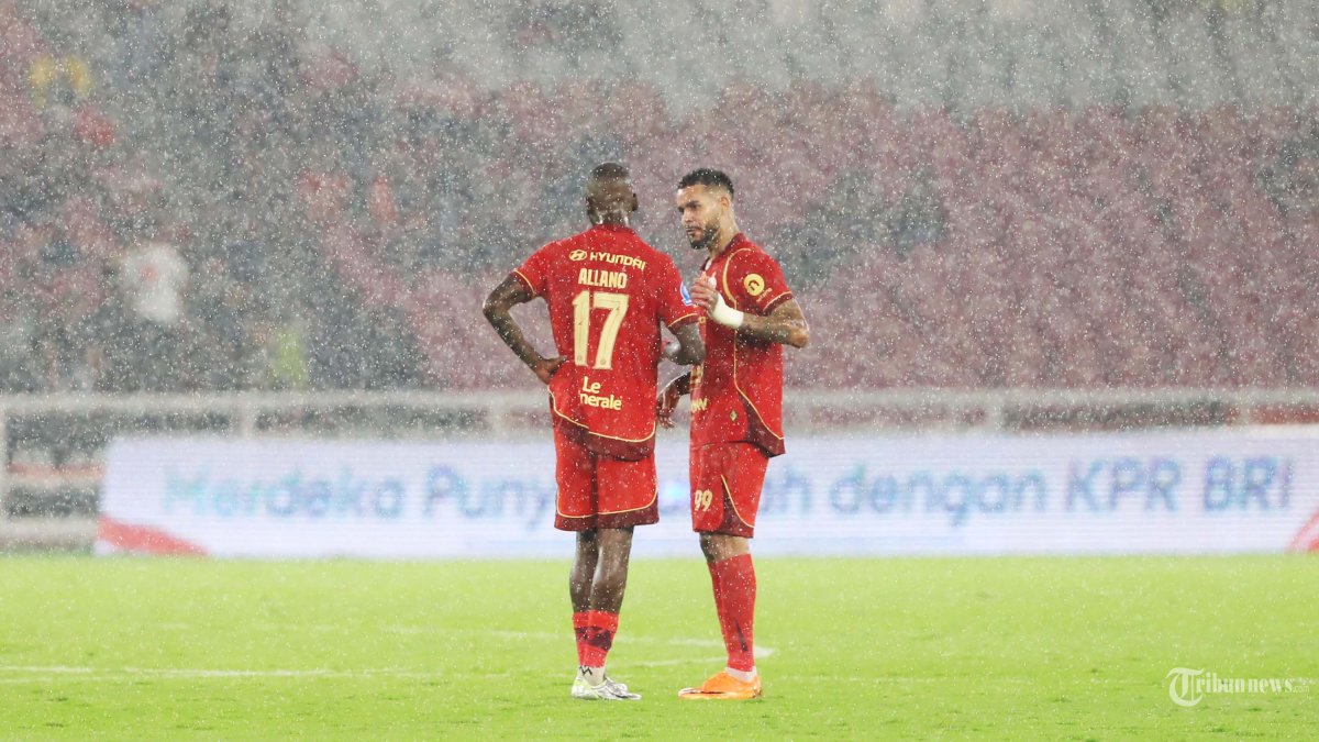 SUPER LEAGUE - Pesepak bola Persija Jakarta saat melawan Madura United pada lanjutan Super League di Stadion Utama Gelora Bung Karno (SUGBK) Jakarta, Jumat (23/1/2026). Persija Jakarta menang atas Madura United dengan skor 2-0. TRIBUNNEWS/HERUDIN