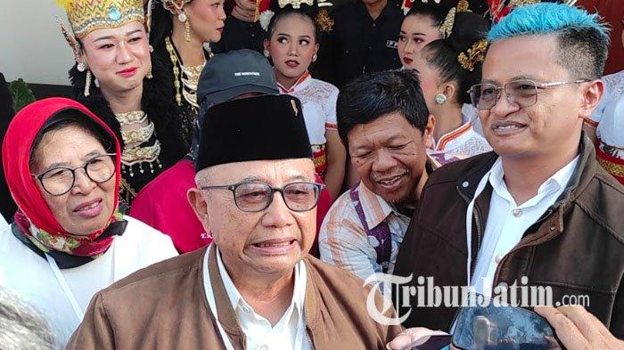 Pasangan Rijanto-Beky Herdihansah ketika mendaftar sebagai calon bupati dan calon wakil bupati pada Pilkada Blitar 2024 di Kantor KPU Kabupaten Blitar, 27 Agustus 2024. 