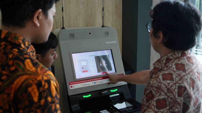 REGISTRASI BIOMETRIK - Telkomsel resmi menerapkan registrasi nomor seluler berbasis biometrik pengenalan wajah untuk program Senyum Nyaman dengan Biometrik (SEMANTIK) Komdigi, serta melindungi masyarakat dari berbagai bentuk penipuan digital, termasuk scam dan phishing. 