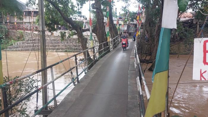 JEMBATAN GANTUNG - Jembatan Teon di atas Sungai Cikeas perbatasan Bogor - Bekasi, Jumat (20/2/2026).
