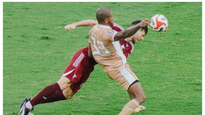 KURANGI PELANGGARAN - Duel perebutan bola bek PSM Makassar Dusan Lagator dengan striker Dewa United Alex Martins pada pekan 21 Super League 2025/2026 di Stadion BJ Habibie, Kota Parepare, Sulawesi Selatan (Sulsel), Sabtu (14/2/2026). PSM Makassar harus kurangi pelanggaran di garis saat bersua Persija Jakarta.