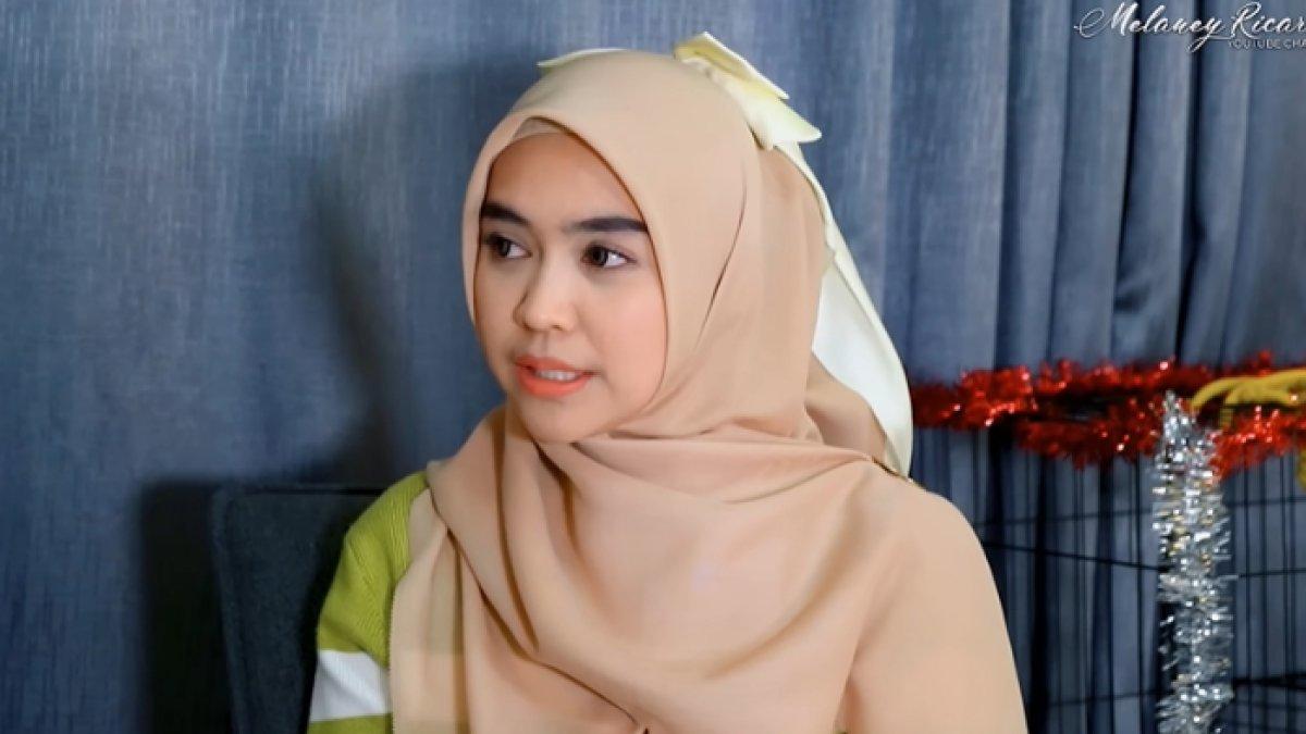 Di balik cerianya, Ria Ricis akui trauma ditinggal ayah bikin ia berkali-kali jalani ruqyah. Kini perlahan pulih.