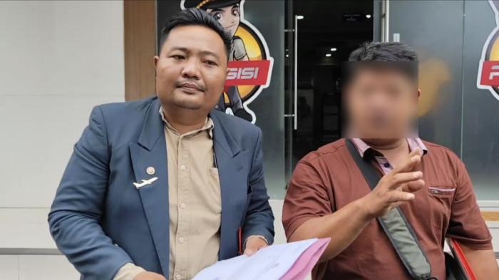 ZINA-Oknum camat nonaktif Kabupaten Seluma berinisial HA kembali digerebek warga saat berada satu rumah dengan seorang wanita berinisial YR yang masih berstatus istri sah orang lain, Jumat (20/2/2026). Kuasa hukum dampingi sang suami buat laporan ke Polresta Bengkulu.