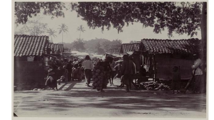 Pasar di Blitar pada tahun 1925 ini menggambarkan suasana aktivitas perdagangan masyarakat tempo dulu.