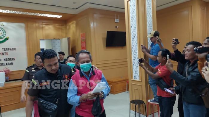 DIGIRING PENYIDIK -- Sejumlah tersangka tindak pidana korupsi tata kelola bijih timah saat digiring keluar gedung Kejaksaan Negeri Bangka Selatan, Rabu (18/2/2026). 1pnorang resmi ditetapkan sebagai tersangka atas tata kelola timah PT Timah kepada mitra usaha di wilayah Izin Usaha Pertambangan (IUP) PT Timah Tbk di Kabupaten Bangka Selatan, tahun 2015-2022.
