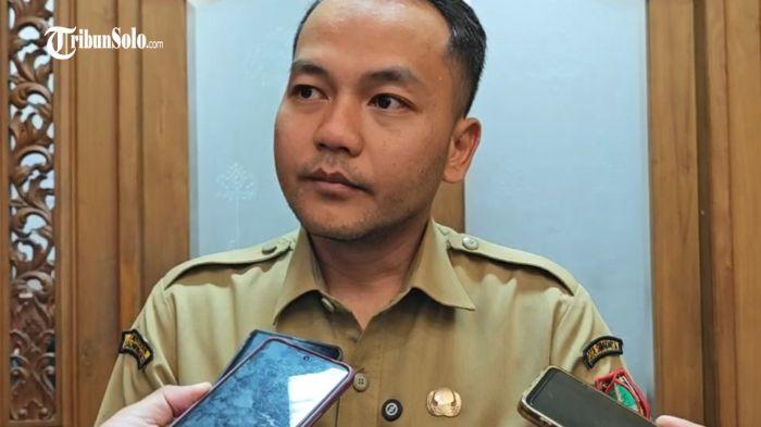 ASN WFH - Wali Kota Solo Respati Ardi saat ditemui di kantornya, Senin (12/1/2026). Pemerintah Kota Solo akan mulai menerapkan sistem Work From Anywhere (WFA) bagi Aparatur Sipil Negara (ASN) pada awal tahun 2026.