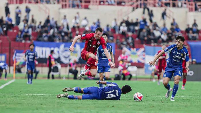 INCAR KEBANGKITAN - Pertandingan Persis Solo kontra PSIM Yogyakarta pada pertandingan pekan ke-20 BRI Super League 2025/2026 di Stadion Sultan Agung, Jumat (6/2/2026). Persis Solo menghadapi laga krusial kontra PSBS Biak dalam lanjutan Super League 2025/2026 di Stadion Manahan, Sabtu (21/2/2026) malam