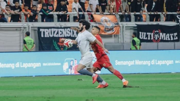 PSM MAKASSAR  - Pemain PSM Makassar Sheriddin Boboev berduel dengan pemain Persija Jakarta Alaeeddine Ajaraie di babak pertama di Jakarta International Stadium (JIS), Kota Jakarta Utara, DKI Jakarta, Jumat (20/2/2026) malam. PSM Makassar 1-1 Persija Jakarta babak pertama.