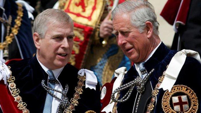 Pangeran Andrew Duke of York dan Pangeran Charles dari Inggris menghadiri Upacara Garter Ordo Paling Mulia di Kastil Windsor di Inggris selatan, pada 15 Juni 2015.