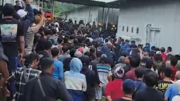 TUNTUT GAJI PEKERJA -  Suasana demo menuntut gaji dari pekerja subkontraktor proyek RDMP yang mengaku belum menerima gaji selama dua bulan, suara serupa datang dari Yudiansyah, karyawan divisi scaffolding PT Inbang Duta Firza. (HO/Whatsapp Group)