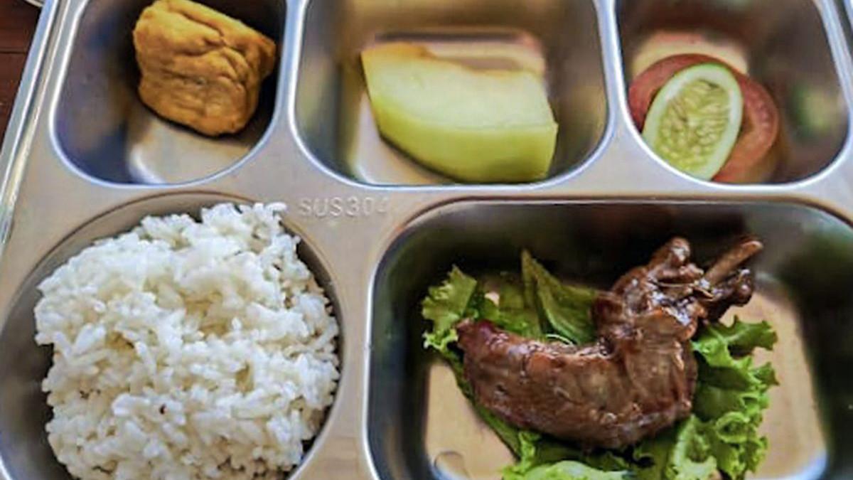 Penampakan 1 porsi menu MBG berisi nasi, ayam kecap, tahu goreng, sepotong melon, dan lalapan berupa selembar daun selada, seiris tomat, serta satu iris timun yang dibagikan kepada 3600 siswa di Kecamatan Cipongkor, Bandung Barat, Senin (21/9/2025).