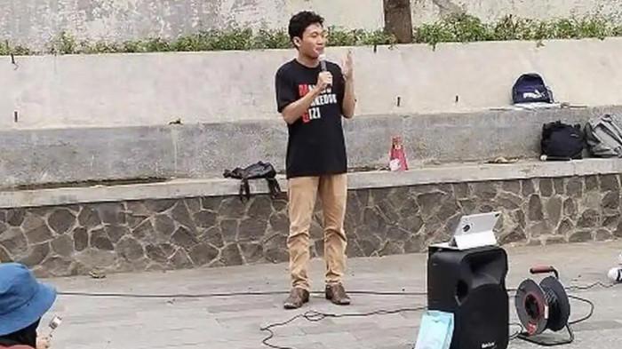 RENTETAN TEROR - Ketua BEM UGM, Tiyo Ardianto menyampaikan orasi dalam aksi Karaoke WNI Mumet yang digelar oleh Komunitas Suara Ibu Indonesia di Yogyakarta di Bundaran UGM, Jumat (13/2/2026). Tiyo mendapat rentetan teror setelah pengiriman surat Ironi Tanah Air ke UNICEF.