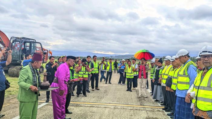 GROUNDBREAKING -- Gubernur Gorontalo Gusnar Ismail dan Forkopimda saat melakukan pemecahan kendi untuk groundbreaking perluasan apron dan pembangunan taxiway di Bandara Djalaluddin Gorontalo, Jumat (20/2/2026). 
