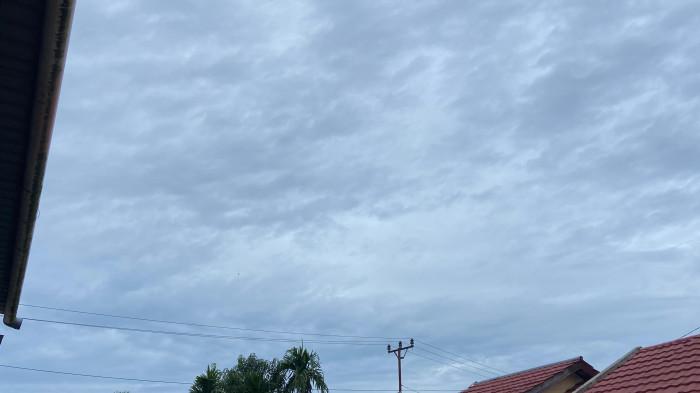 PRAKIRAAN CUACA - Potret prakiraan cuaca Sabtu 21 Februari Kota Gorontalo pukul 06.47 Wita - Prakiraan cuaca Gorontalo Sabtu, 21 Februari 2026: berawan hingga hujan ringan di beberapa wilayah, suhu 20–33 °C, kelembapan tinggi.