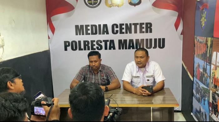 JUMPA PERS KASUS BAYI DIBUANG - Kasat Reskrim Polresta Mamuju, AKP Agustinus Pigai dan Kasi Humas Polresta Mamuju Iptu Herman basir saat menggelar jumpa pers terkait kasus bayi dibuang di Kalukku Mamuju, Jumat (20/2/2026).